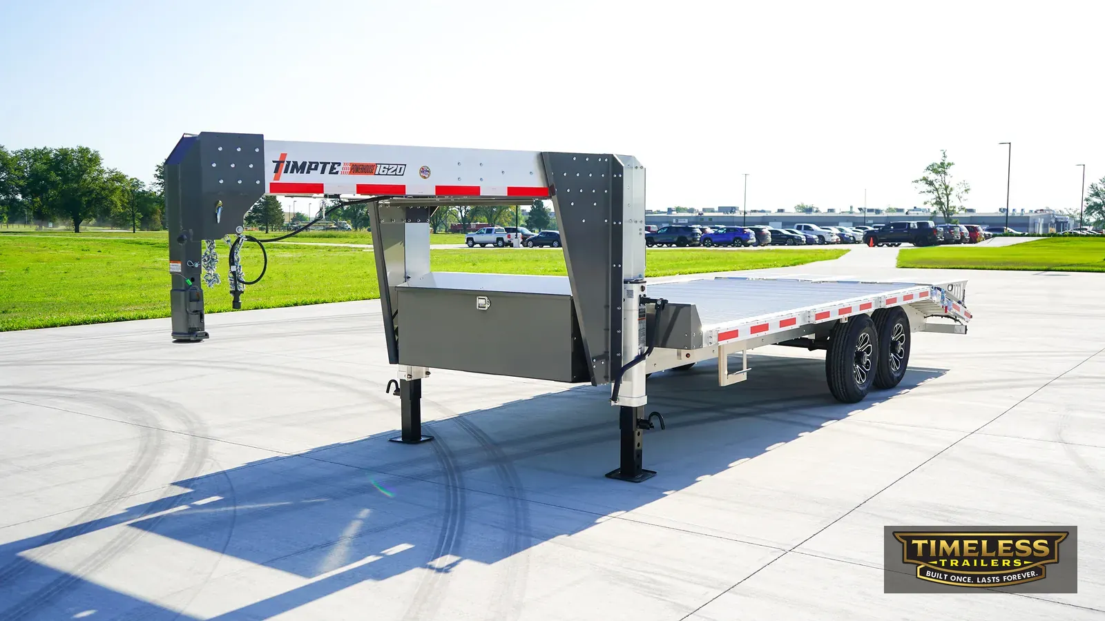 Timpte 1620 Gooseneck, front view of the gooseneck hitch and jacks